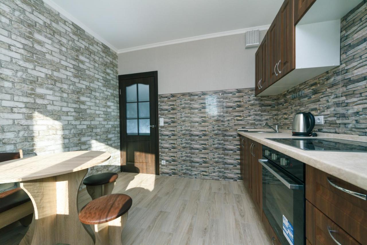 Poznyaky Apartments Patriotika Kiev Luaran gambar
