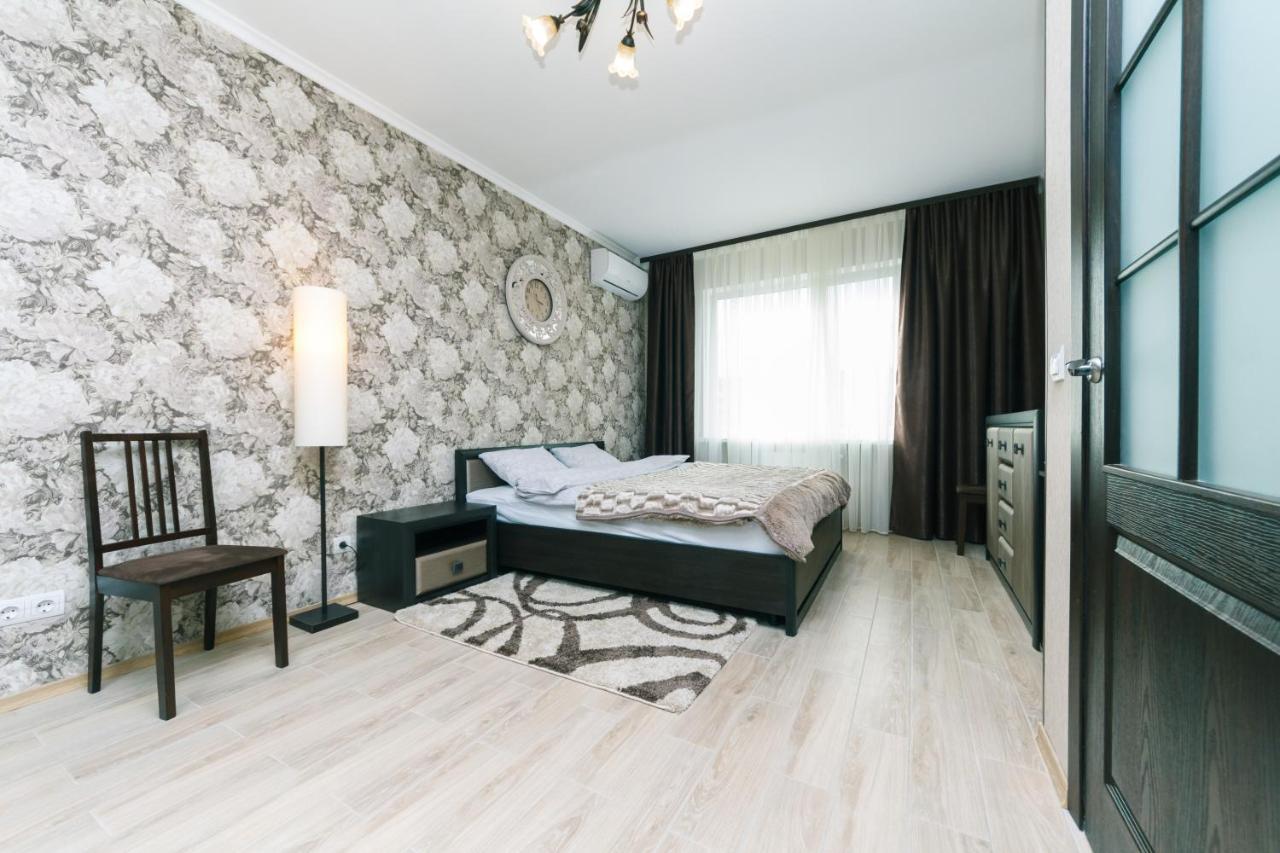 Poznyaky Apartments Patriotika Kiev Luaran gambar