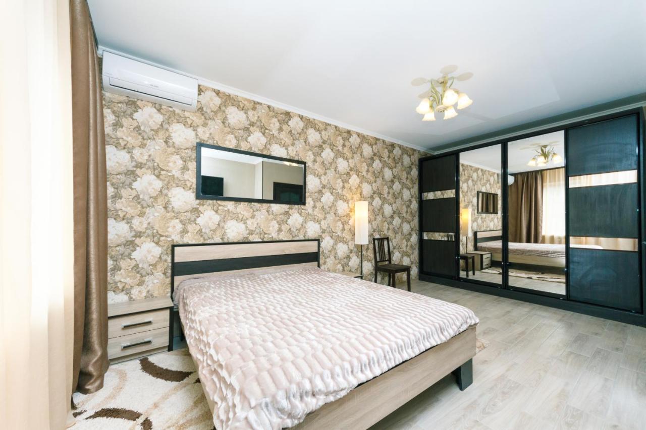 Poznyaky Apartments Patriotika Kiev Luaran gambar