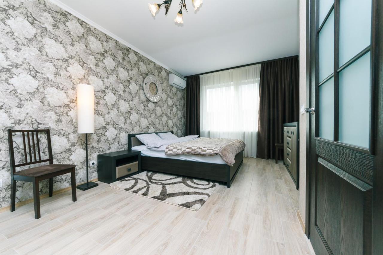 Poznyaky Apartments Patriotika Kiev Luaran gambar