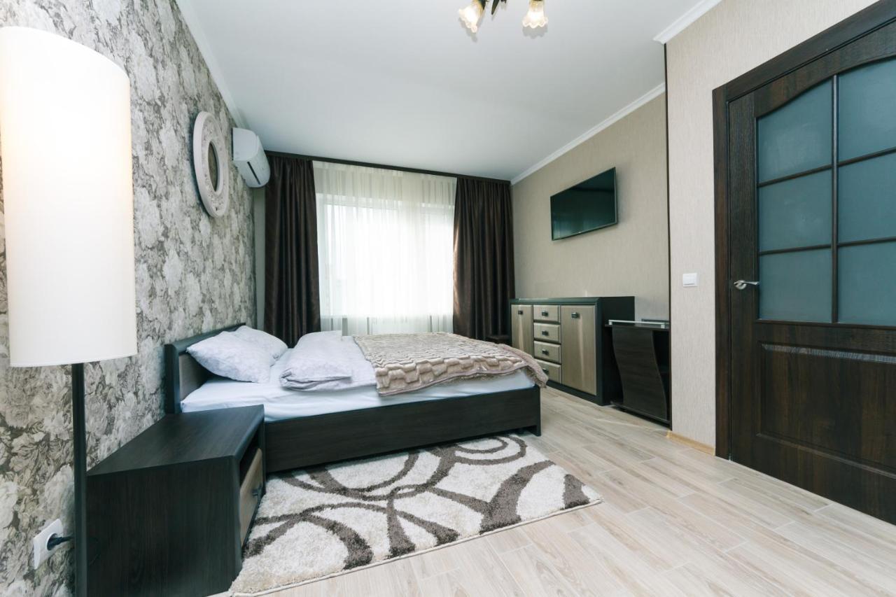 Poznyaky Apartments Patriotika Kiev Luaran gambar