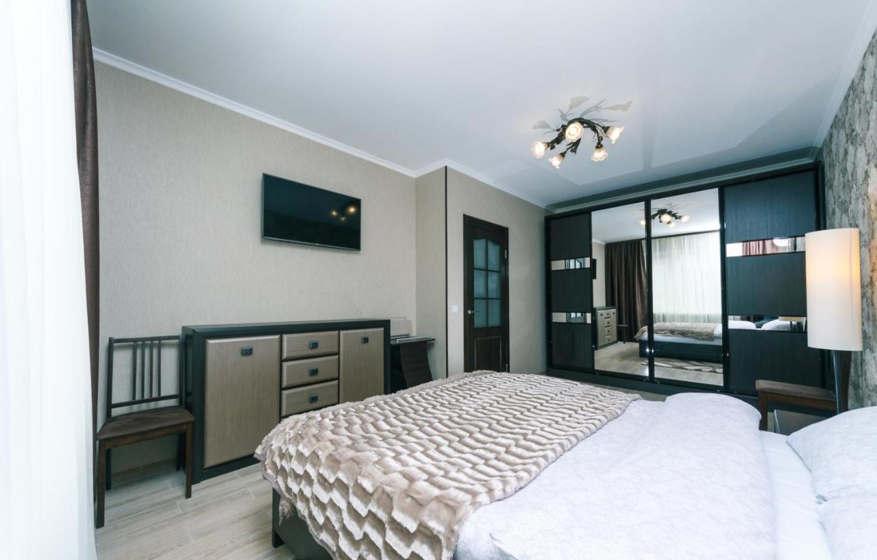 Poznyaky Apartments Patriotika Kiev Luaran gambar