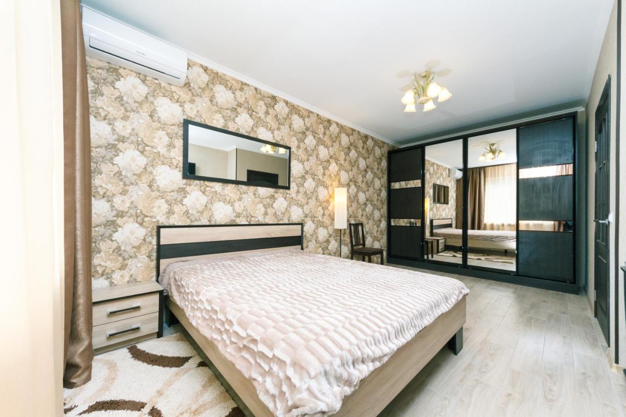Poznyaky Apartments Patriotika Kiev Luaran gambar